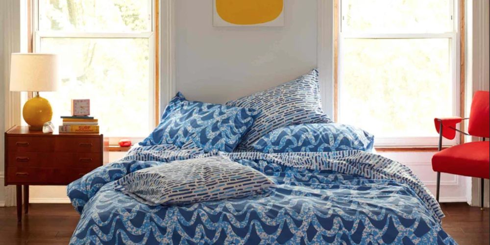 房间里有一张巧妙地凌乱的床和漂亮的床单